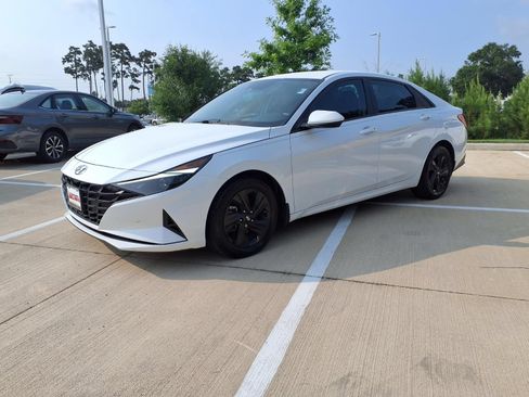 Used 2022 Hyundai Elantra SEL FWD image 3