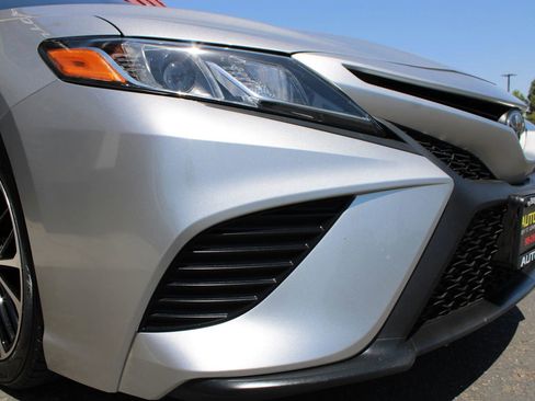 Used 2018 Toyota Camry SE FWD image 5