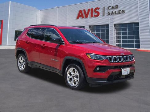Used 2025 Jeep Compass Latitude w/ Sun & Sound Group AWD/4WD image 3