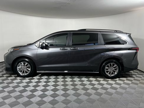 Used 2025 Toyota Sienna XLE w/ XLE Plus Package image 9