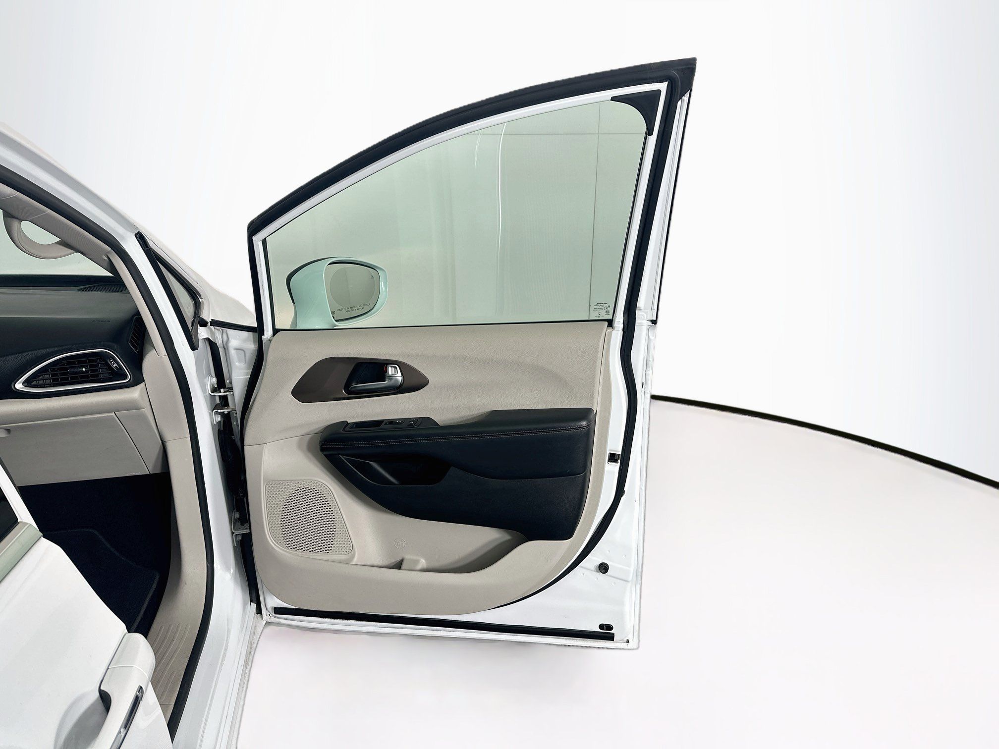 Used 2019 Chrysler Pacifica Touring-L FWD image 33
