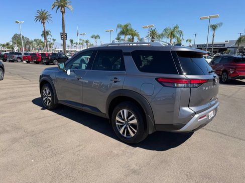 Used 2025 Nissan Pathfinder SL AWD/4WD image 4