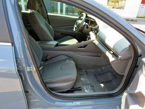 Used 2021 Hyundai Elantra SEL w/ Convenience + Premium Package image 12