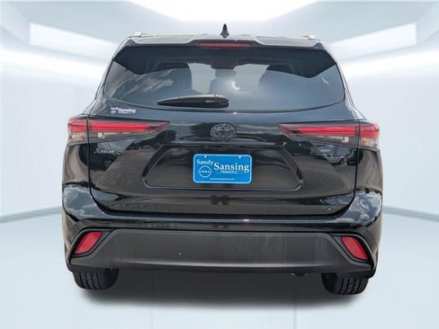 Used 2024 Toyota Highlander XLE FWD image 5