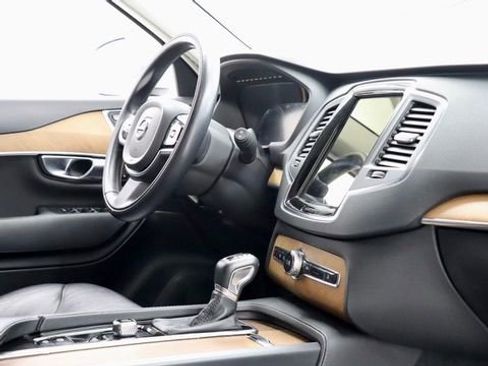 Used 2021 Volvo XC90 T6 Momentum image 32