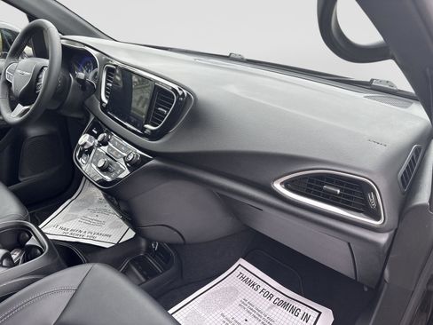 Used 2025 Chrysler Pacifica Select FWD image 29