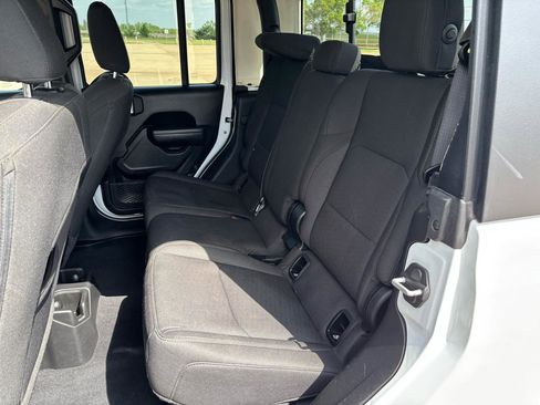 Used 2023 Jeep Gladiator Sport AWD/4WD image 11