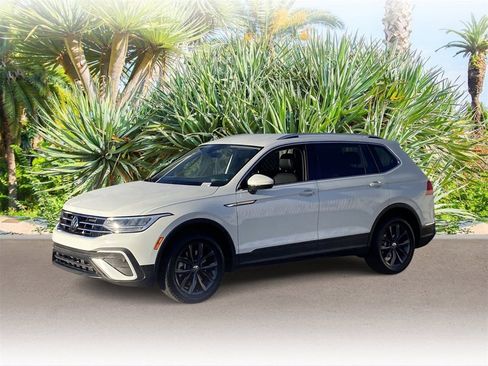 Used 2022 Volkswagen Tiguan SE image 1