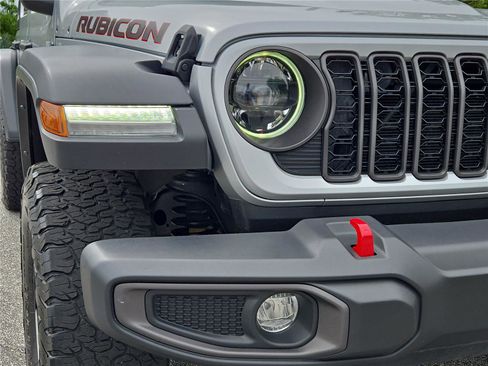 Used 2024 Jeep Wrangler Unlimited Rubicon AWD/4WD image 3