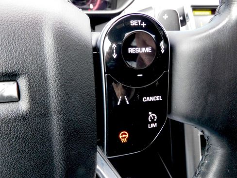 Used 2020 Land Rover Discovery Landmark image 25