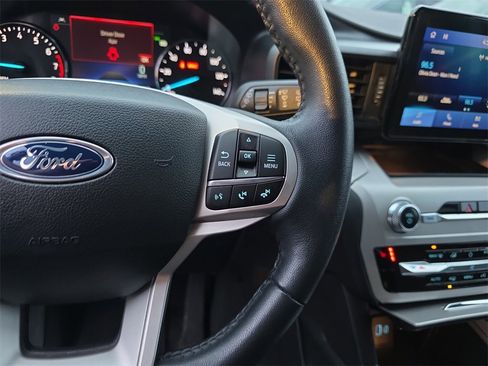 Used 2024 Ford Explorer XLT image 23