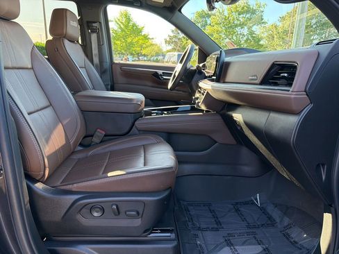 Used 2025 Chevrolet Tahoe High Country AWD/4WD image 35