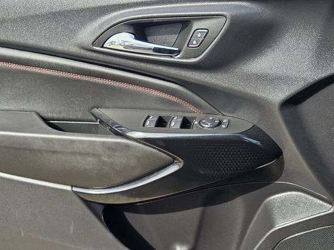 Used 2025 Chevrolet Trax RS FWD image 29