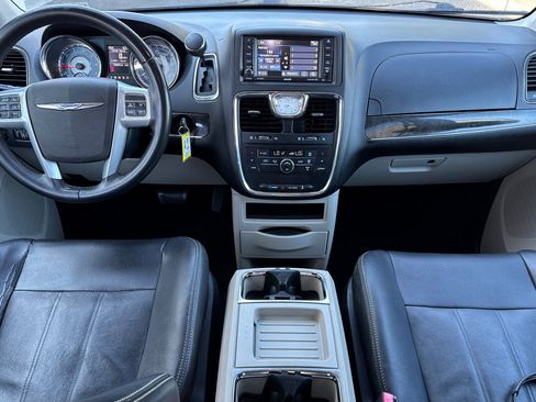 Used 2013 Chrysler Town & Country Touring FWD image 13
