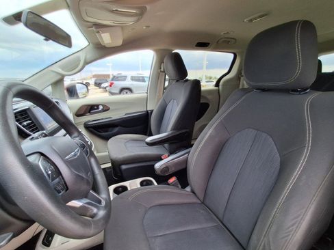 Used 2020 Chrysler Voyager L FWD image 11