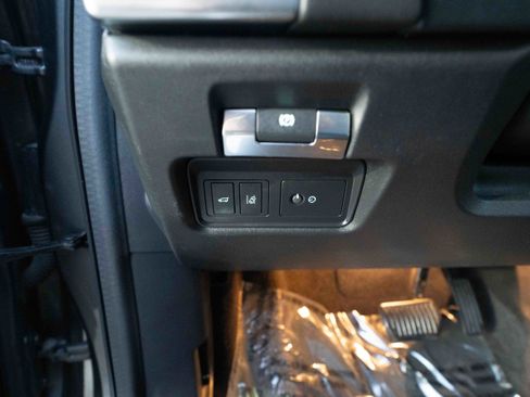 Used 2020 Jaguar E-PACE SE image 11