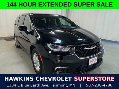 Used 2025 Chrysler Pacifica Select