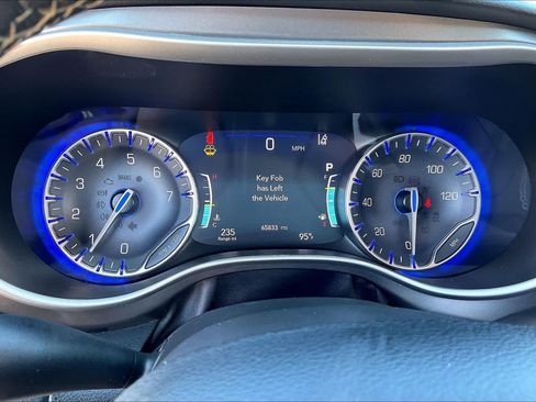 Used 2024 Chrysler Pacifica Touring-L FWD image 22