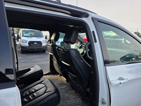 Used 2018 Chrysler Pacifica Touring-L Plus image 10