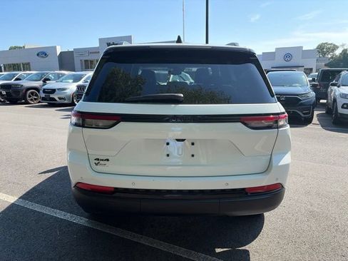 Used 2023 Jeep Grand Cherokee Altitude AWD/4WD image 5