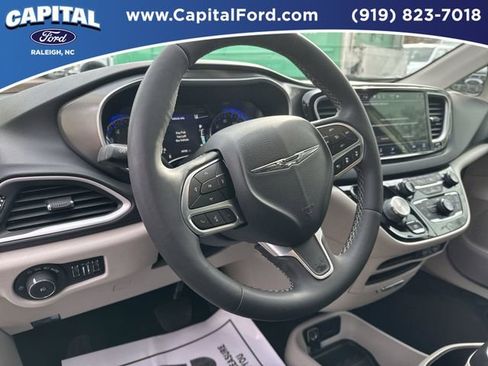 Used 2024 Chrysler Pacifica Touring-L image 23