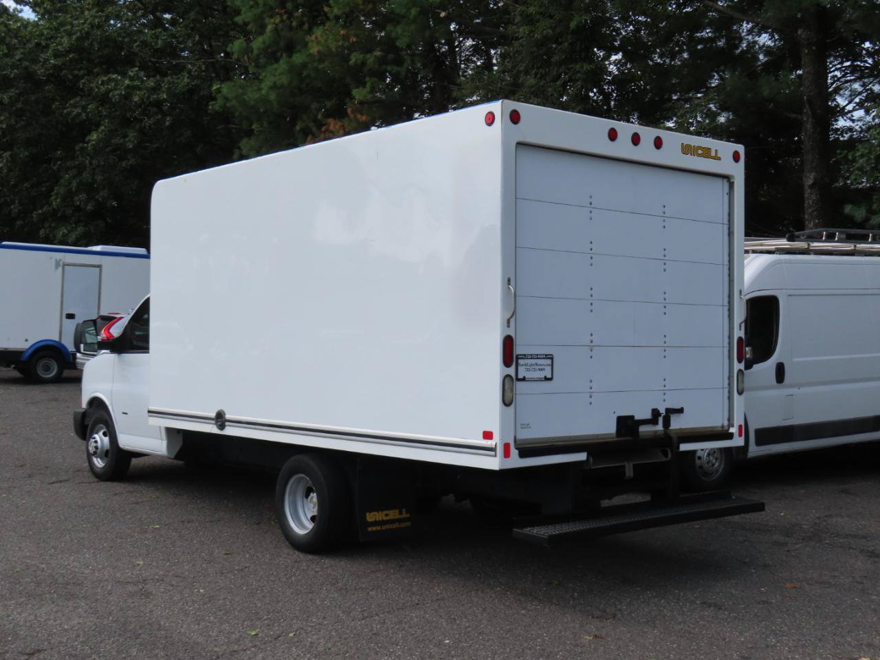 Used 2018 Chevrolet Express 3500 w/ Driver Convenience Package RWD image 4