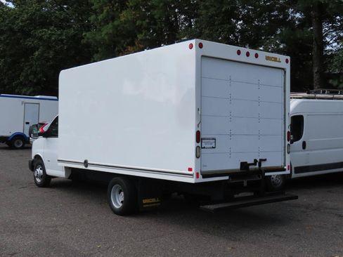 Used 2018 Chevrolet Express 3500 w/ Driver Convenience Package RWD image 4