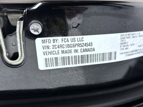 Used 2023 Chrysler Pacifica Touring-L image 24