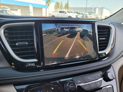 Used 2024 Chrysler Pacifica Limited FWD image 18