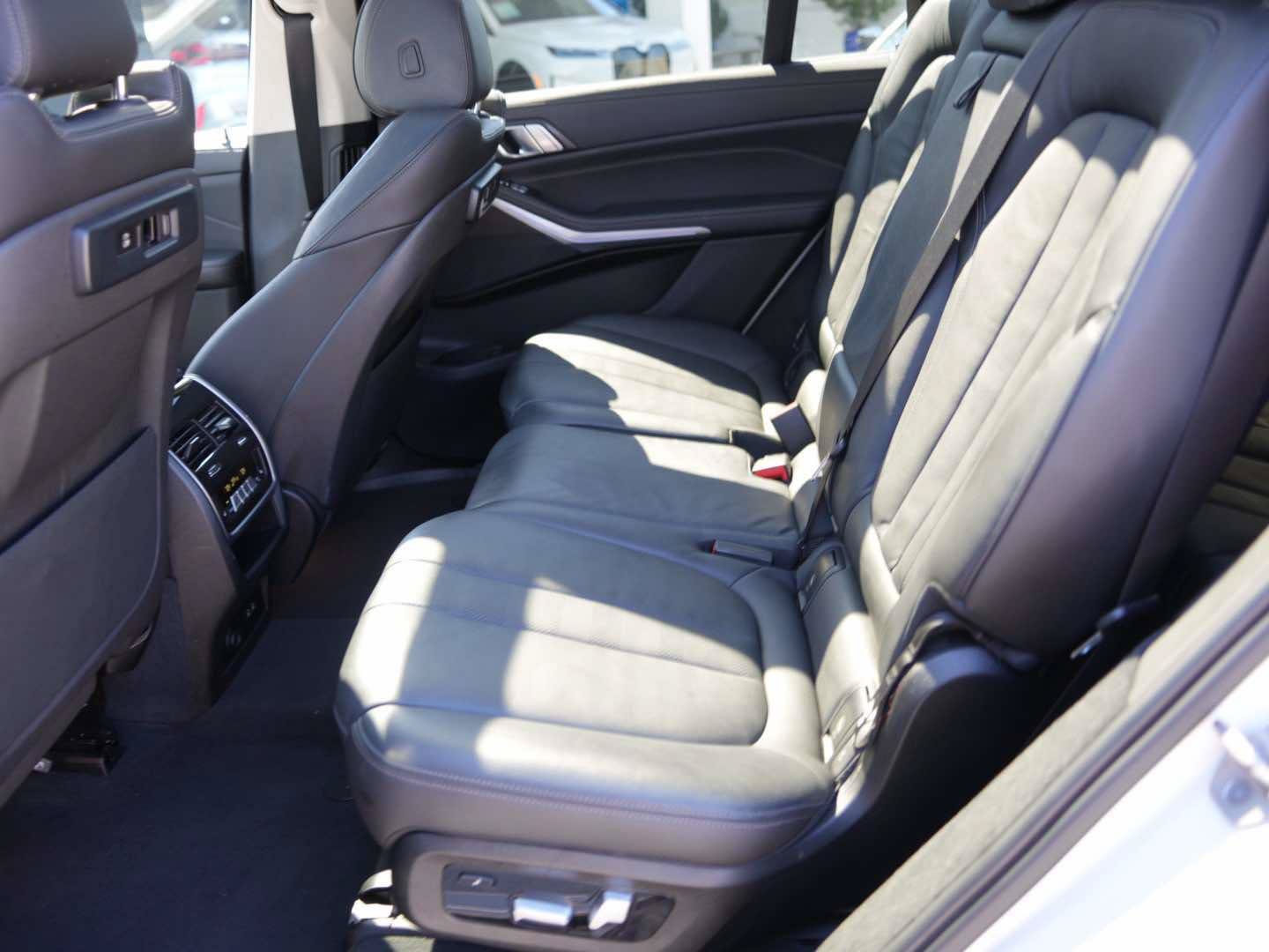 Used 2022 BMW X7 xDrive40i w/ Premium Package AWD/4WD image 11