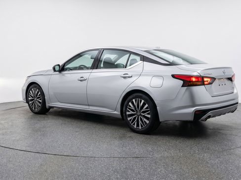 Used 2025 Nissan Altima 2.5 SV FWD image 6