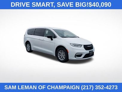 New 2025 Chrysler Pacifica Select w/ Uconnect Theater Family Group