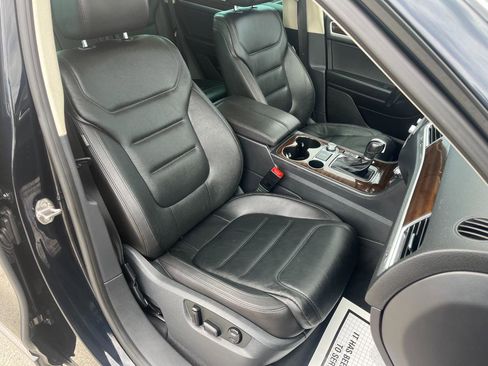 Used 2015 Volkswagen Touareg TDI image 22