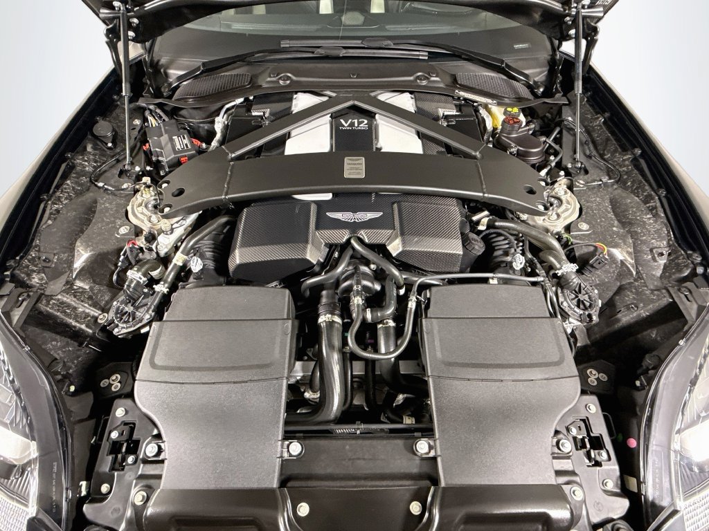 Used 2025 Aston Martin Vanquish RWD image 26