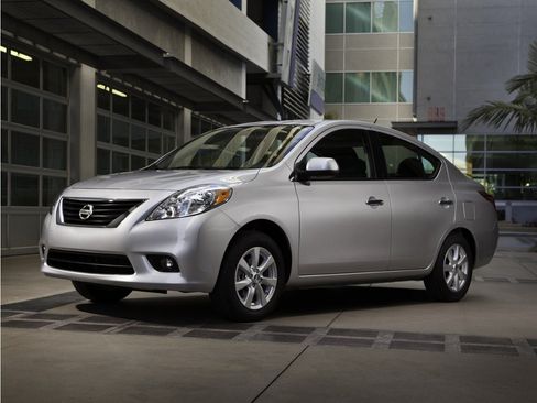 Used 2013 Nissan Versa SV w/ Convenience Pkg FWD image 1