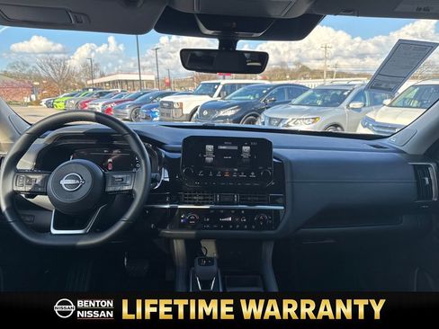 Used 2025 Nissan Pathfinder Platinum w/ Black Appearance Package image 13