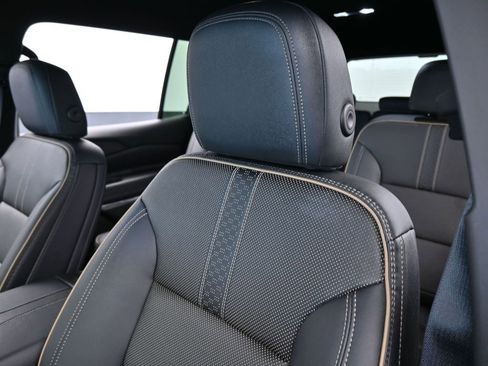 Used 2025 Chevrolet Traverse High Country FWD image 17