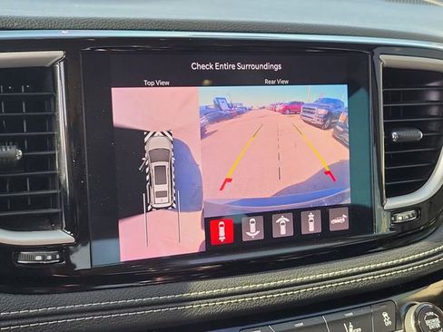 Used 2022 Chrysler Pacifica Touring-L w/ Uconnect Theater Family Group FWD image 21