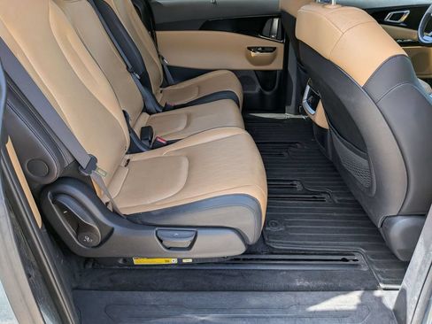 Used 2024 Kia Carnival EX FWD image 17
