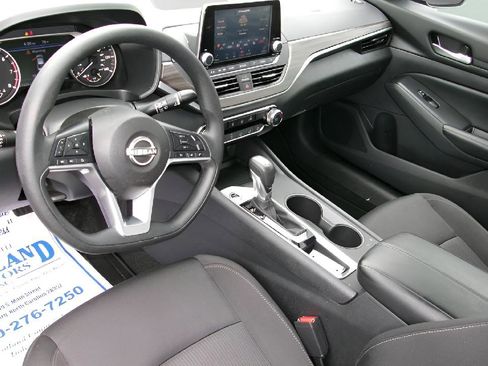 Used 2025 Nissan Altima 2.5 SV image 12