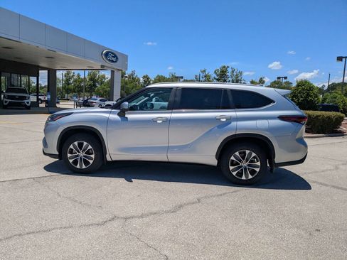 Used 2024 Toyota Highlander XLE AWD/4WD image 7