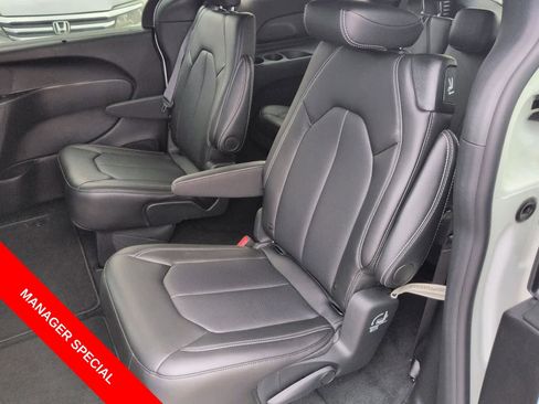 New 2026 Chrysler Pacifica Select FWD image 17