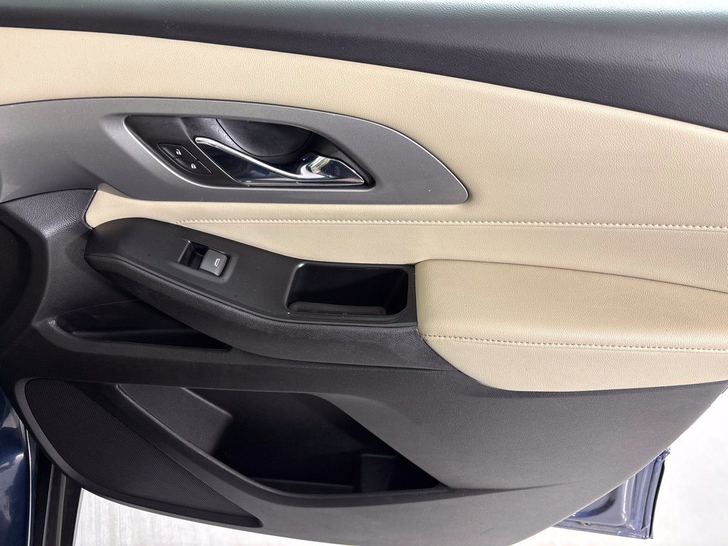 Used 2022 Chevrolet Traverse LS FWD image 17