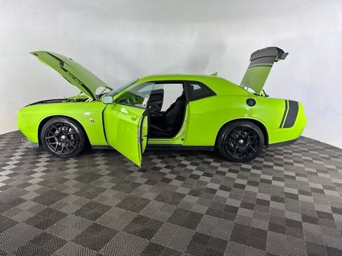 Used 2015 Dodge Challenger R/T Scat Pack w/ Scat Pack Appearance Package RWD image 11
