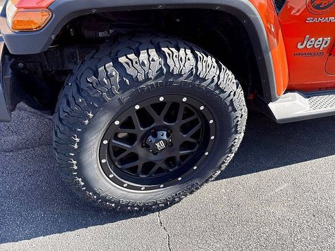 Used 2018 Jeep Wrangler Unlimited Sahara w/ Dual Top Group AWD/4WD image 23