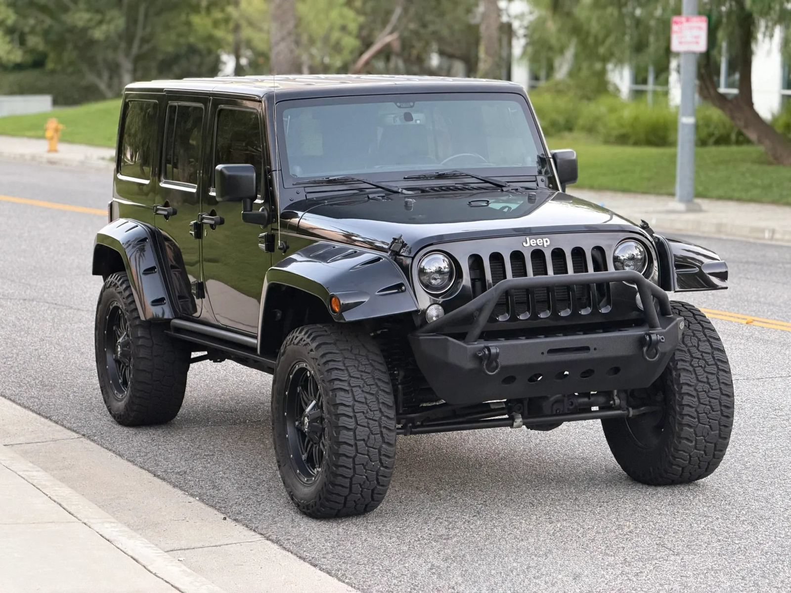 Used 2014 Jeep Wrangler Unlimited Sahara w/ Connectivity Group AWD/4WD image 3