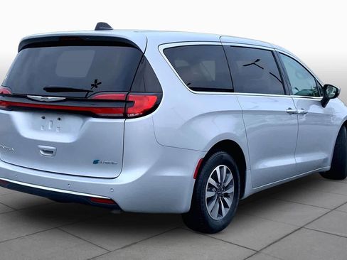 Used 2023 Chrysler Pacifica Touring-L FWD image 12