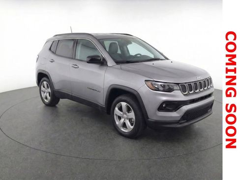 Used 2022 Jeep Compass Latitude image 2