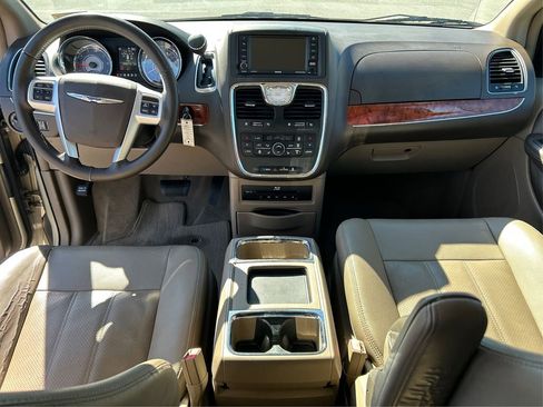 Used 2016 Chrysler Town & Country Touring-L image 19