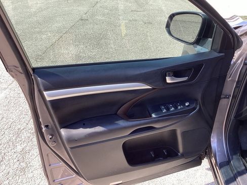 Used 2019 Toyota Highlander XLE image 23